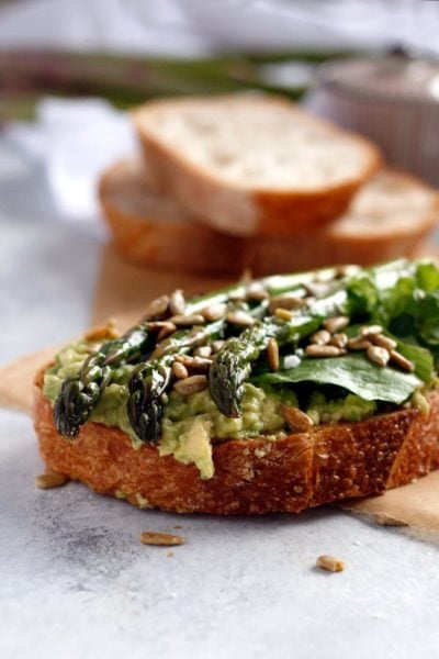 easy-vegan-avocado-asparagus-tartine-well-vegan